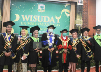 sesi foto bersama wisudawan dengan Rektor dan WR III, Conventional Hall, Sabtu (27/2/2021)