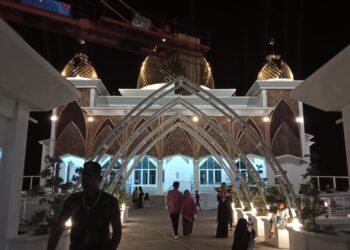 Potret suasana malam hari di depan halaman Masjid Terapung, Painan, Kabupaten Pesisir Selatan, Kamis (11/2/2021). (Genta Andalas/Fauzan Fajari)