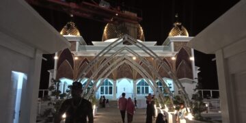 Potret suasana malam hari di depan halaman Masjid Terapung, Painan, Kabupaten Pesisir Selatan, Kamis (11/2/2021). (Genta Andalas/Fauzan Fajari)