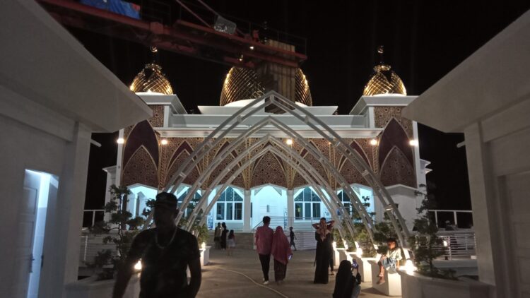 Potret suasana malam hari di depan halaman Masjid Terapung, Painan, Kabupaten Pesisir Selatan, Kamis (11/2/2021). (Genta Andalas/Fauzan Fajari)