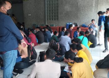 Delegasi Munas Bem SI yang tidak bisa masuk ke Gedung Auditorium Universitas Andalas, Selasa (30/3/2021). (Genta Andalas/Geliz Luh Titisari)
