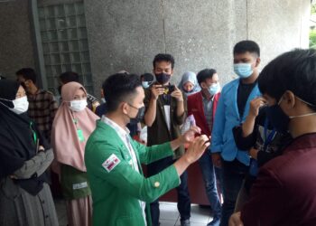 Panitia Munas BEM SI lakukan negosiasi dengan peserta untuk mengurai kericuhan di Auditorium Unand, Selasa (30/3/2021). (Genta Andalas/Geliz Luh Titisari)