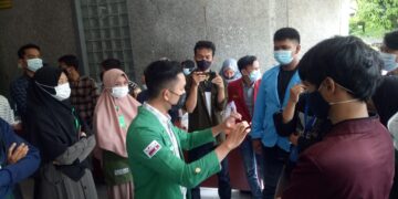 Panitia Munas BEM SI lakukan negosiasi dengan peserta untuk mengurai kericuhan di Auditorium Unand, Selasa (30/3/2021). (Genta Andalas/Geliz Luh Titisari)