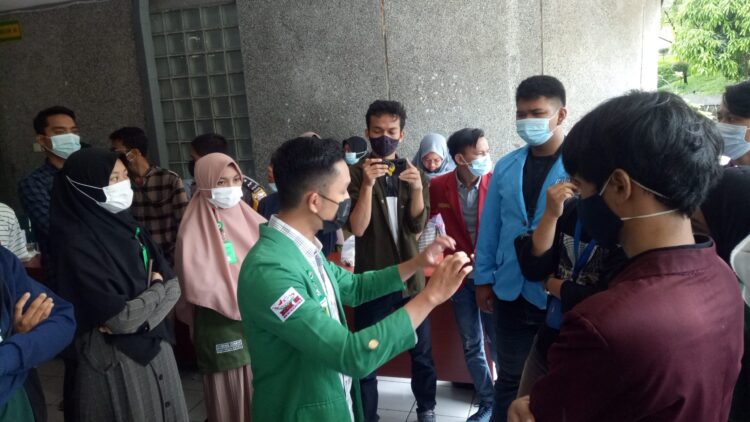 Panitia Munas BEM SI lakukan negosiasi dengan peserta untuk mengurai kericuhan di Auditorium Unand, Selasa (30/3/2021). (Genta Andalas/Geliz Luh Titisari)