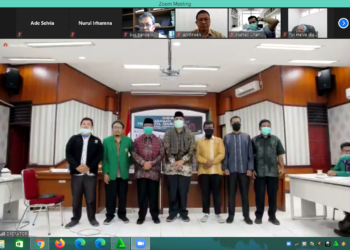 Sesi foto bersama Rektor, Wakil Rektor, Pembina UKM PIKA, dan lainnya dalam acara pembukaan MTQM via Zoom, Senin (1/3/2021) (Genta Andalas/Ade Selvia)