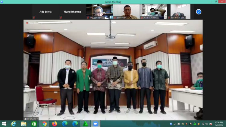 Sesi foto bersama Rektor, Wakil Rektor, Pembina UKM PIKA, dan lainnya dalam acara pembukaan MTQM via Zoom, Senin (1/3/2021) (Genta Andalas/Ade Selvia)