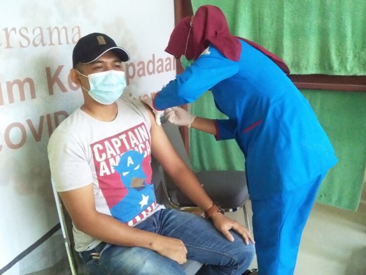 Petugas medis RS Unand tengah menyuntikan vaksin Sinovac kepada penerima vaksin, Senin (54/2021) (Genta Andalas/Afdal)