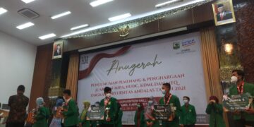 Pemberian penghargaan kepada para pemenang NUDC, KDMI, KN-MIPA, dan MTQ tingkat Unand di Convention Hall, Kamis (8/4/2021). (Genta Andalas/dok.pribadi)