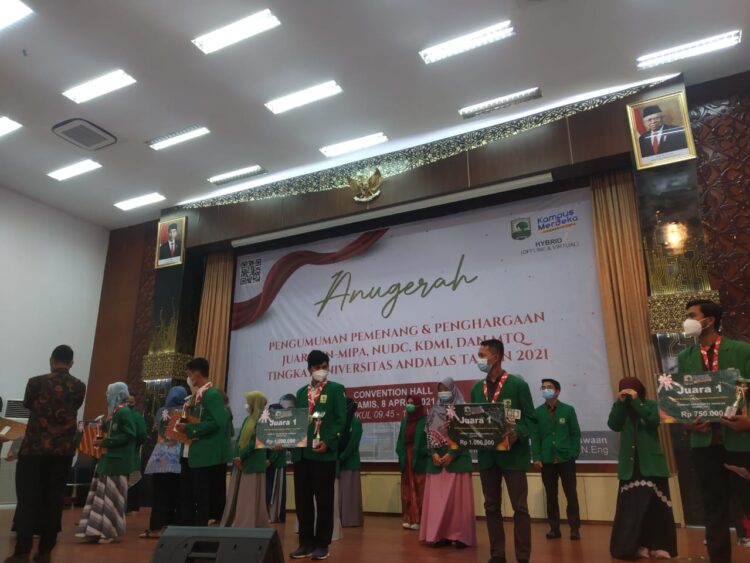 Pemberian penghargaan kepada para pemenang NUDC, KDMI, KN-MIPA, dan MTQ tingkat Unand di Convention Hall, Kamis (8/4/2021). (Genta Andalas/dok.pribadi)