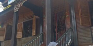 Seorang pengunjung sedang mencuci tangan sebelum memasuki Museum Kelahiran Buya Hamka, Selasa (14/4/2021). (Genta Andalas/Suhada Tri Marneli)