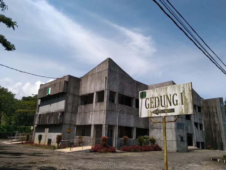 Salah satu gedung kuliah bersama yang tetap dijaga kebersihannya selama kuliah daring, Jumat (7/5/2021). (Genta Andalas/Dian Mardhiyyah)