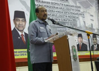 Wakil Ketua DPD RI Nono Sampono saat menyampaikan kuliah umum di Gedung Convention Hall Unand, Jumat (18/8/2021). (Foto/waspada.id)