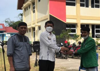 Penyerahan bibit tanaman oleh mahasiswa KKN Unand kepada Nagari Magek di Kantor Camat Magek pada Jumat(16/7/20221). (Genta Andalas/Dok.Pribadi)