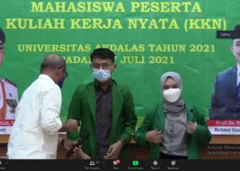 Pemasangan almamater secara simbolik kepada perwakilan mahasiswa kkn 2021 oleh kepala UPT KKN Unand. (07/07/2021).