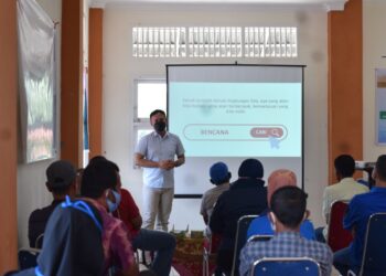 Mahasiswa KKN Unand Pasia Nan Tigo sedang melakukan presentasi tentang pelatihan kebencanaan, Padang, Sabtu (14/8/2021). (Genta Andalas/dok. Pribadi)