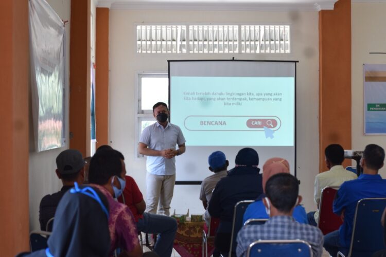 Mahasiswa KKN Unand Pasia Nan Tigo sedang melakukan presentasi tentang pelatihan kebencanaan, Padang, Sabtu (14/8/2021). (Genta Andalas/dok. Pribadi)