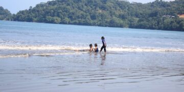 Sekelompok anak-anak sedang bermain di pinggir Pantai Air Manis, Padang, Selasa (2/3/2021). (Genta Andalas/Geliz Luh Titisari)