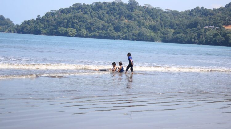 Sekelompok anak-anak sedang bermain di pinggir Pantai Air Manis, Padang, Selasa (2/3/2021). (Genta Andalas/Geliz Luh Titisari)