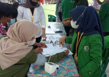Mahasiswa KKN Unand Kelurahan Pisang melakukan pengecekan kesehatan gratis kepada masyarakat, Sabtu (21/8/2021). (Genta Andalas/Natasya Salsabilla Festy)