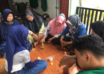 Proses pembuatam sabun dari minyak bekas bersama ibu-ibu di Kampung Padang Tae (Kamis, 12 Agustus 2021) (Genta Andalas/dokumen pribadi)