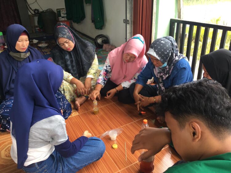 Proses pembuatam sabun dari minyak bekas bersama ibu-ibu di Kampung Padang Tae (Kamis, 12 Agustus 2021) (Genta Andalas/dokumen pribadi)
