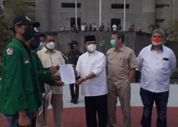 Penyerahan poin tuntutan mahasiswa terkait UKT kepada pimpinan kampus Unand saat aksi damai, Padang, Jumat (20/8/2021). (Genta Andalas/dok. Pribadi)