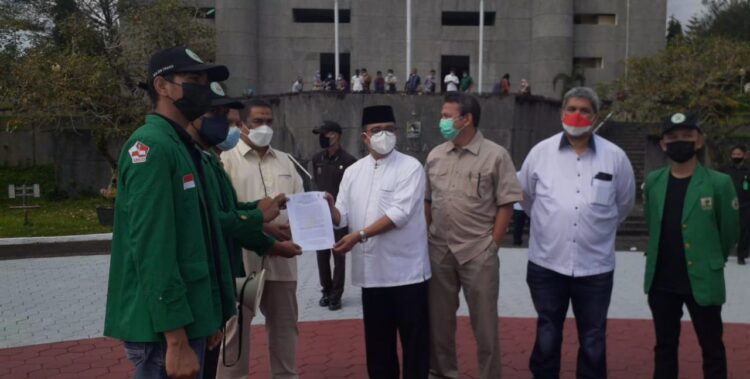 Penyerahan poin tuntutan mahasiswa terkait UKT kepada pimpinan kampus Unand saat aksi damai, Padang, Jumat (20/8/2021). (Genta Andalas/dok. Pribadi)