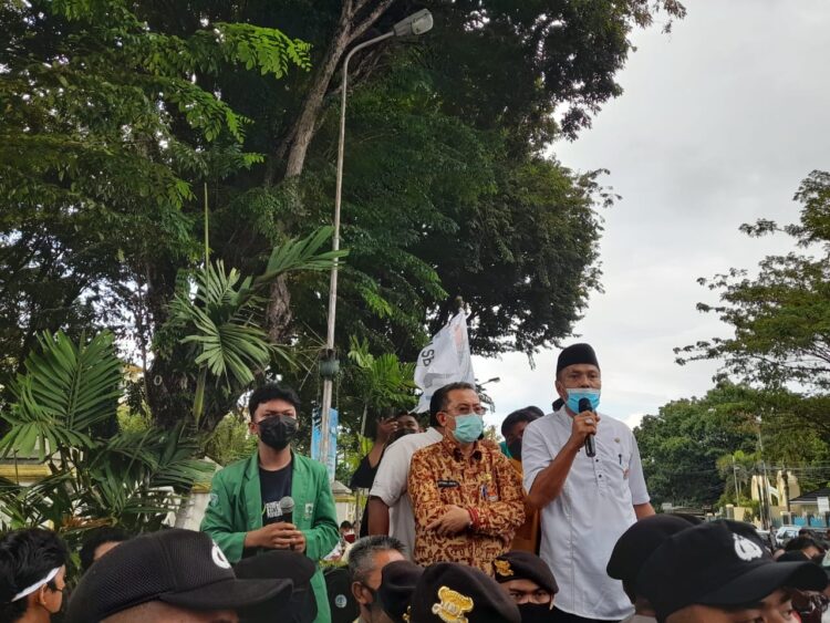 Aksi Hari Tani Nasional tidak dihadiri oleh Gubernur dan Wakil Gubernur Sumbar, tapi hanya dihadiri oleh perwakilan dari Kantor Gubernur Sumbar pada Jumat (24/9/2021). (Genta Andalas/ Ade Selvi)