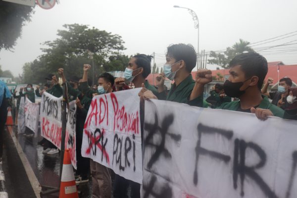 (Aksi damai save KPK oleh Keluarga Mahasiswa Unand pada Rabu, (29/9/2021) di Kantor Gubernur Sumatera Barat).