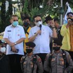 Kepala Dinas Kominfo Sumbar Jasman Rizal menemui massa aksi Evaluasi Penanggulangan Covid-19 Sumatra Barat di depan Kantor Gubernur Sumbar, Rabu (15/9/2021).