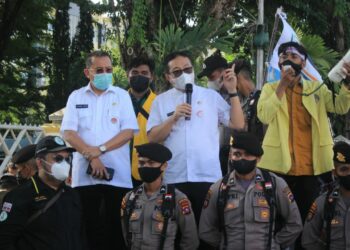 Kepala Dinas Kominfo Sumbar Jasman Rizal menemui massa aksi Evaluasi Penanggulangan Covid-19 Sumatra Barat di depan Kantor Gubernur Sumbar, Rabu (15/9/2021).