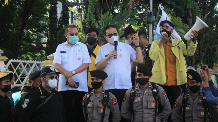 Kepala Dinas Kominfo Sumbar Jasman Rizal menemui massa aksi Evaluasi Penanggulangan Covid-19 Sumatra Barat di depan Kantor Gubernur Sumbar, Rabu (15/9/2021).