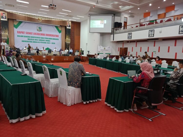 Rapat Senat Akademik pemilihan Majelis Wali Amanat (MWA) Universitas Andalas periode 2021-2026 di Convention Hall pada Jumat (22/10/2021). (Genta Andalas/ Suhada Tri Marneli)