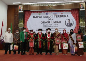 Pemberian penghargaan kepada dosen dan mahasiswa berprestasi oleh Dekan dan Wakil Dekan FH, Selasa (12/10/2021). (Genta Andalas/ Geliz Luh Titisari)