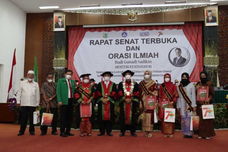 Pemberian penghargaan kepada dosen dan mahasiswa berprestasi oleh Dekan dan Wakil Dekan FH, Selasa (12/10/2021). (Genta Andalas/ Geliz Luh Titisari)