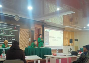 Para Capresma-Cawapresma serta CaDPM sedang menyampaikan visi dan misi dalam Kampanye Akbar di Gedung Seminar PKM lantai 1 pada Kamis, (25/11/2021). (Genta Andalas/ Rizki Wahyudi)