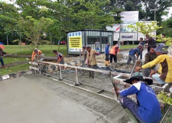 Para pekerja sedang melakukan perbaikan jalan Universitas Andalas, Selasa (26/10/2021). (Genta Andalas/ M Bimo Setiawan Perdana Wilan)