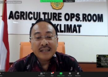 Arivin Rivaie sedang menjadi narasumber  dalam Webinar Nasional Pernas Fokushimiti XVII Universitas Andalas, Senin (8/11/21). (Genta Andalas/ Nando Ferdiansyah)