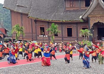 Foto: Penampilan tari piring dalam rangka pemecahan rekor muri di halaman Istana Basa Pagaruyung, Sabtu (13/11/2021). (Genta Andalas/Icha Putri)