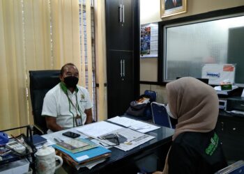 Kepala Bagian Kemahasiswaan Yusdial saat diwawancarai Genta Andalas di Gedung PKM lt 2 pada Senin (1/10/2021). (Genta Andalas/Dian Mardhiyyah)