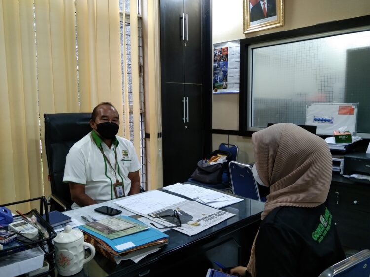 Kepala Bagian Kemahasiswaan Yusdial saat diwawancarai Genta Andalas di Gedung PKM lt 2 pada Senin (1/10/2021). (Genta Andalas/Dian Mardhiyyah)