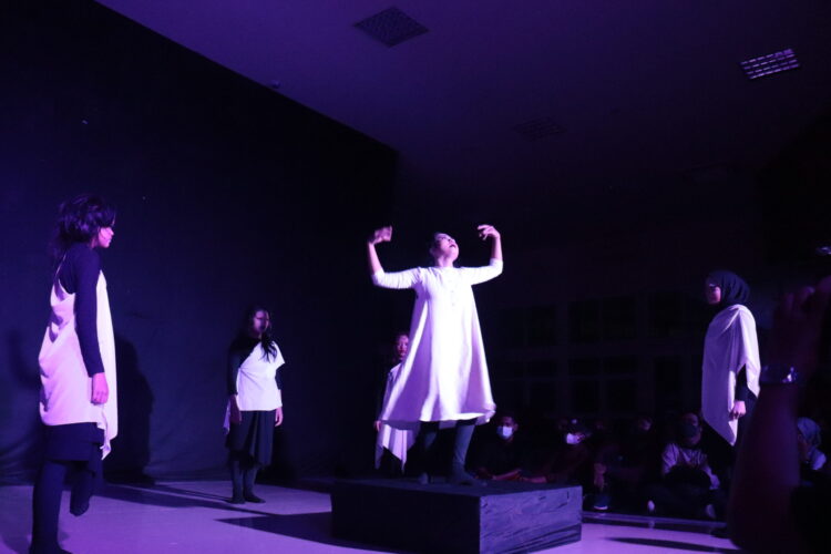 "Nidera" dan "mayang pulang" di Gedung Dinas Kebudayaan Sumatra Barat , Sabtu (20/11/2021). ( Genta Andalas/Nando Ferdiansy)