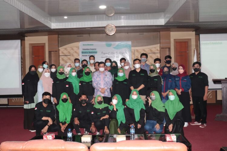 Pelaksanaan Pelantikan Pengurus UKPM Genta Andalas di Ruang Seminar PKM pada Rabu, (10/11/12). (Genta Andalas/ Elvi Rahmawani)