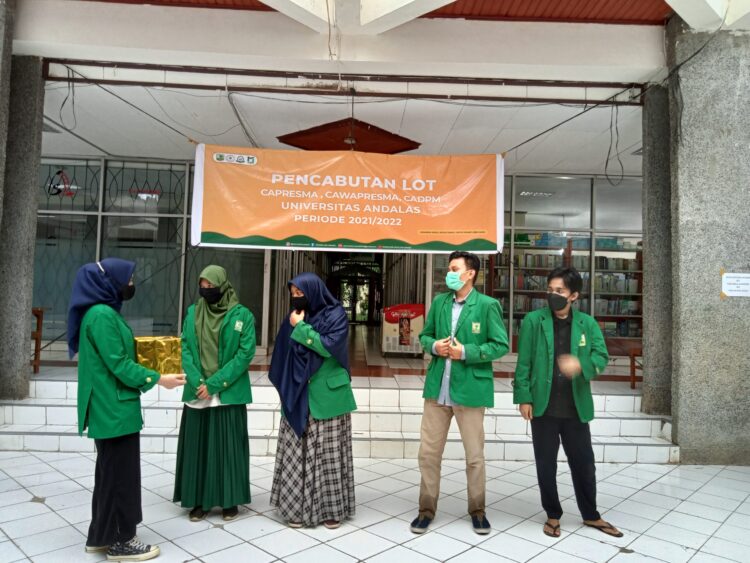 Pencabutan lot (nomor urut) oleh para Capresma, Cawapresma, dan CaDPM, Rabu (3/11/2021). (Genta Andalas/ Khoiratul Fitri Syahdia)