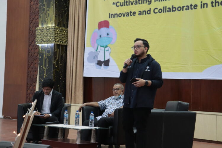 Brian Putra Baskara sedang memaparkan materi tentang digitalisasi marketing dalam acara HIPMI Talks di Gedung Convention Hall Unand, Rabu (24/11/2021). (Genta Andalas/Geliz Luh Titisari)