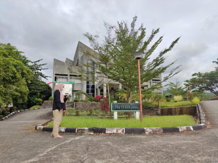 Gedung Pascasarjana Unand masih dikunjungi mahasiswa saat pandemi, Jumat (10/11/2021) (Genta Andalas/ Nando Ferdiansyah)