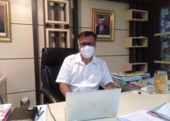 Wakil Rektor I Unand Mansyurdin saat diwawancarai di ruangannya, Senin (31/1/2022). (Genta Andalas/ Icha Putri)