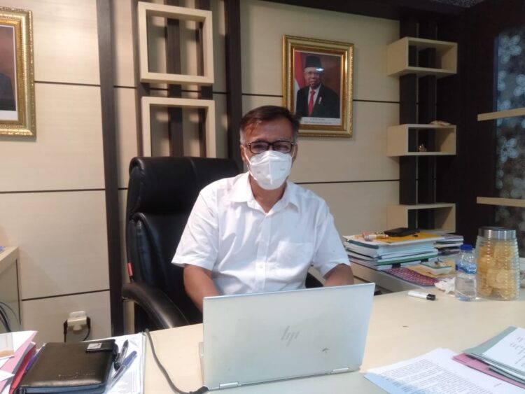 Wakil Rektor I Unand Mansyurdin saat diwawancarai di ruangannya, Senin (31/1/2022). (Genta Andalas/ Icha Putri)
