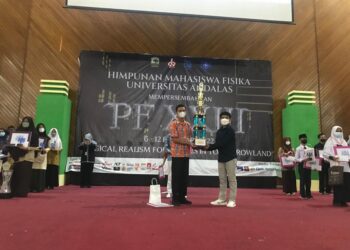 Penyerahan piala bergilir kepada salah satu pemenang di acara Physics Festival di Auditorium Universitas Andalas, Jumat (12/2/2022). (Genta Andalas/Suhada Tri Marneli)