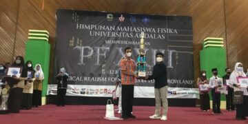 Penyerahan piala bergilir kepada salah satu pemenang di acara Physics Festival di Auditorium Universitas Andalas, Jumat (12/2/2022). (Genta Andalas/Suhada Tri Marneli)